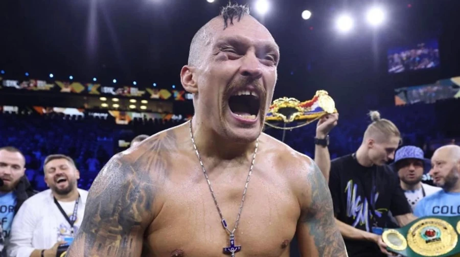 Зеленський привітав Усика: “Важка, але потрібна перемога”