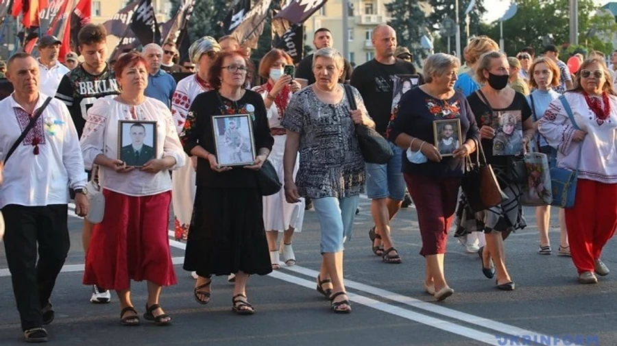 Учасники маршу захисників у Харкові запалили 30 фаєрів