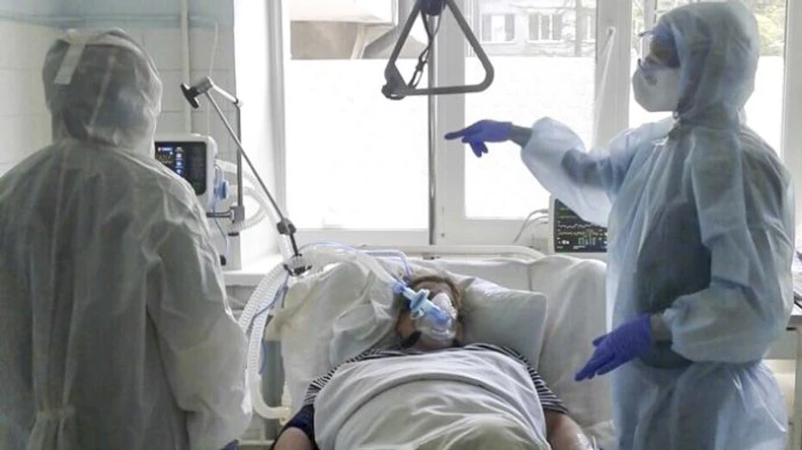 Третя хвиля: в Україні зростає кількість хворих та госпіталізованих із COVID