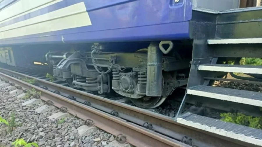 УЗ повідомила, коли відновлять рух на Солотвино після сходження з рейок вагонів потяга
