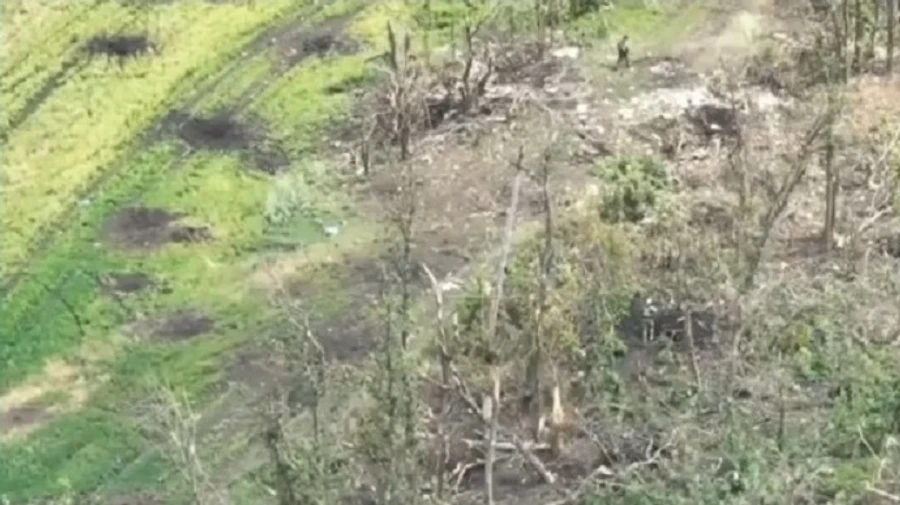 Сирський показав, як захисники зачищають ворожі позиції та беруть у полон окупанта