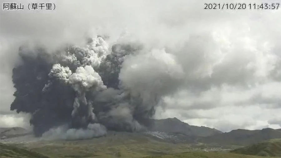 У Японії на горі Отаке сталося виверження вулкану