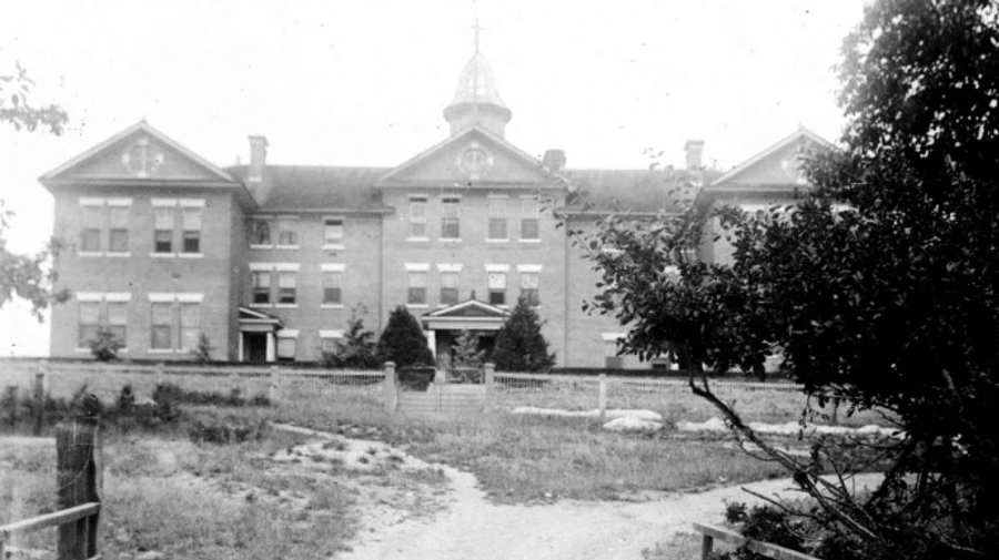 У Канаді виявили 160 безіменних могил біля школи-інтернату