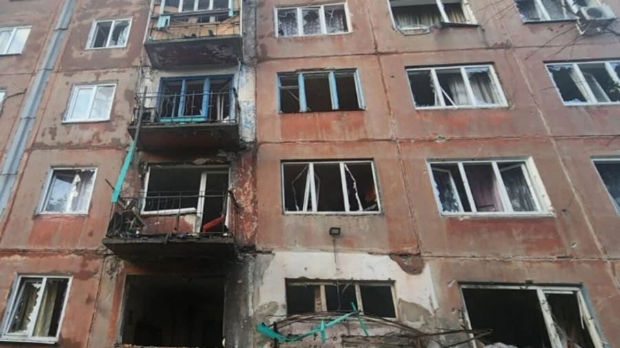 Російський дрон влучив у багатоповерхівку на Донеччині: поранено п’ятеро, серед них підліток