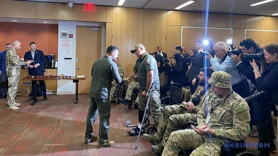 Зеленський відвідав важкопоранених українських військових у лікарні Нью-Йорка