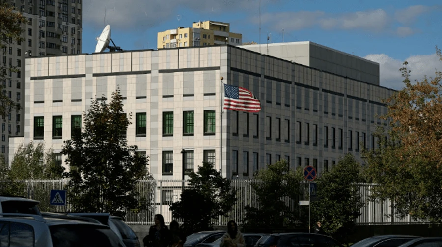 Bloomberg: США вивозять дипломатів з України до Польщі