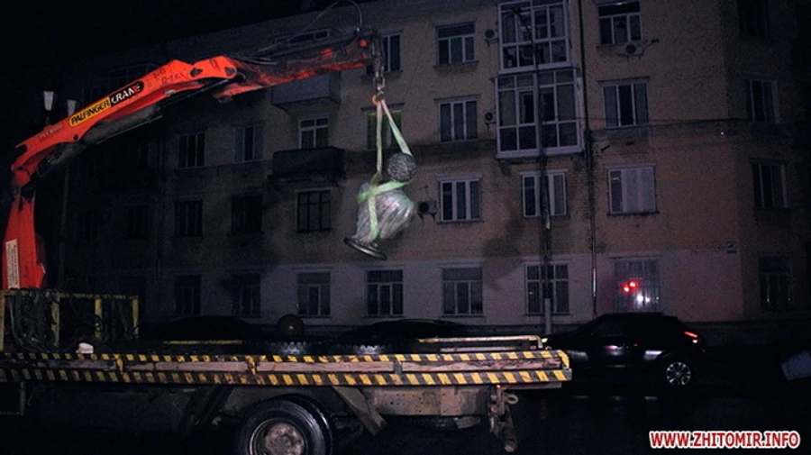 Пушкінопад: у Житомирі демонтували погруддя російського поета