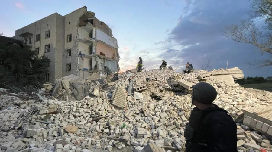 Понад 30 людей можуть бути під завалами багатоповерхівки на Донеччині, обстріляної РФ