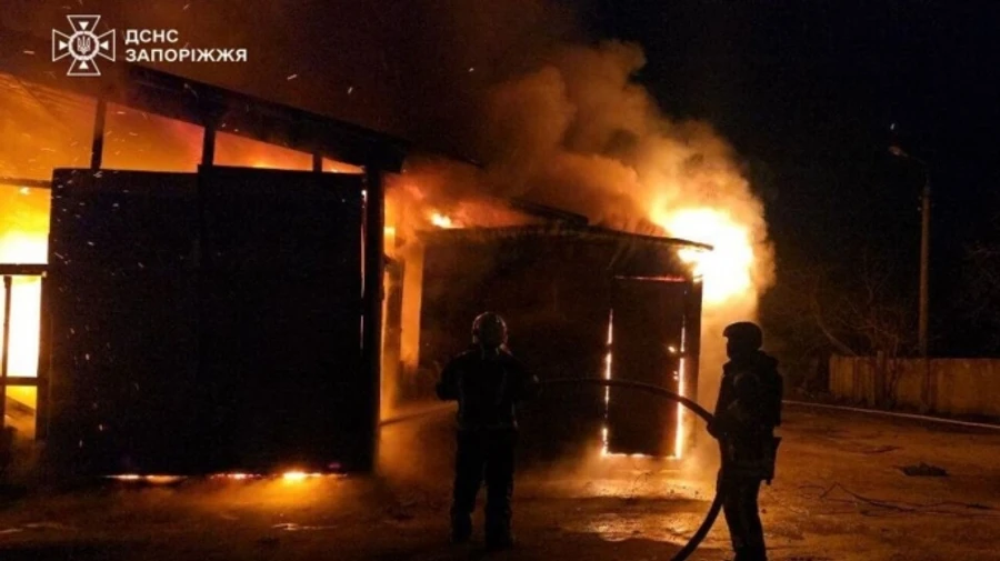 Через атаку російських БпЛА на підприємстві в Запоріжжі виникла масштабна пожежа