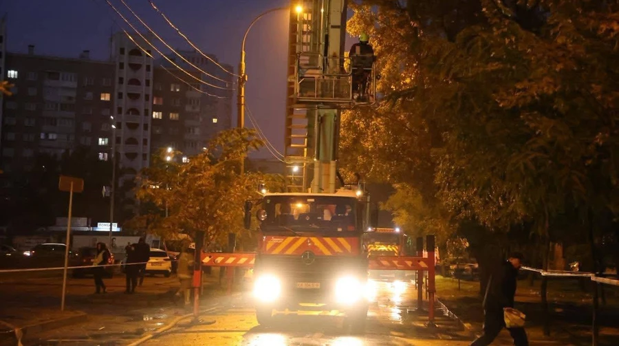 Атака на Київ: горить житловий будинок, пошкоджено лікарню і гуртожиток – Кличко