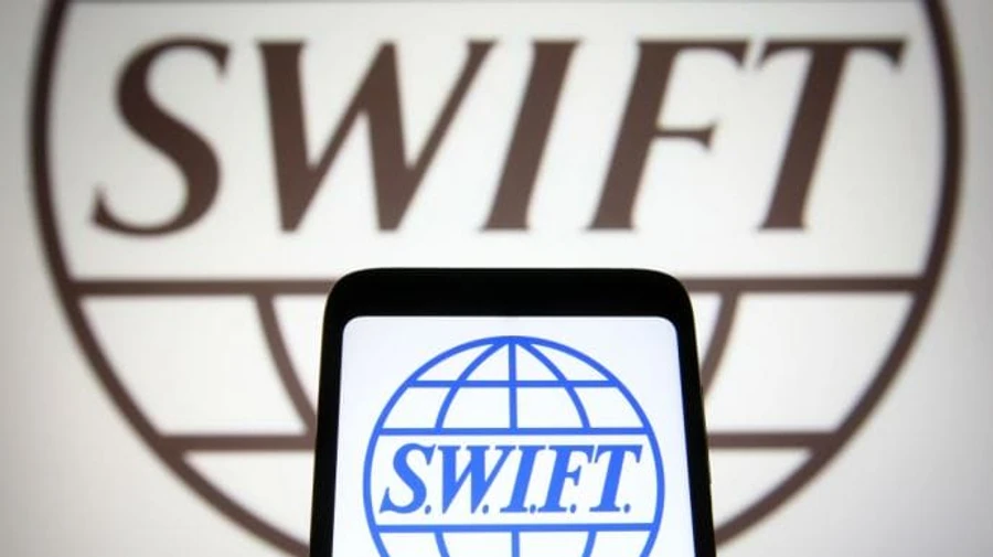БАНКИ РОСІЇ ВІДКЛЮЧАЮТЬ ВІД SWIFT