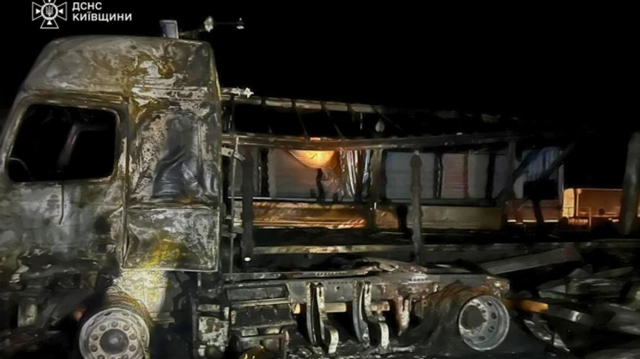 На Київщині через атаку РФ горіла стоянка ТЦ, вдруге окупанти вдарили по рятувальниках