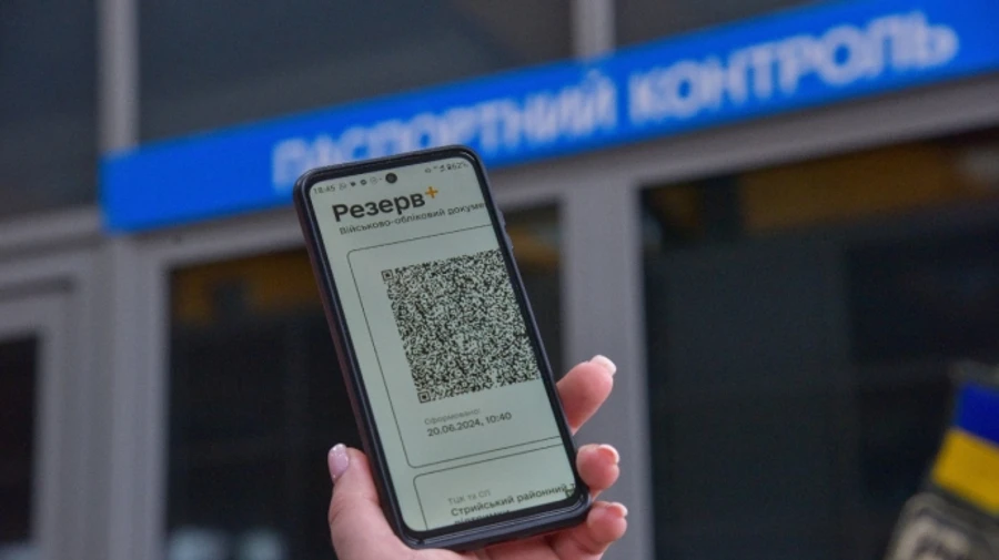 Відсьогодні при виїзді з України перевіряють військовий квиток у всіх чоловіків від 18 до 60: ситуація на кордоні