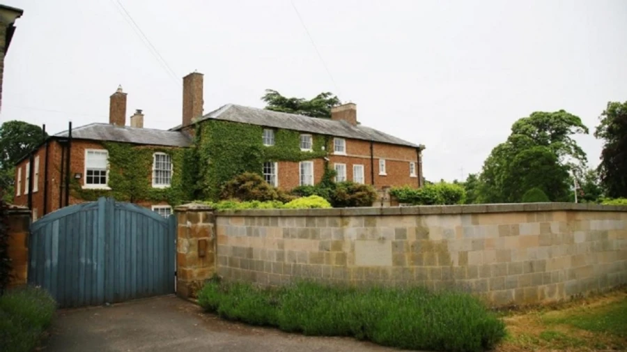 Четверо чоловіків пробрались на територію будинку прем'єр-міністра Британії