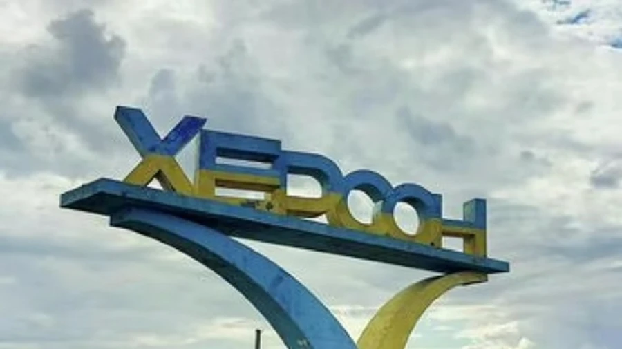 Окупанти вдарили по центральній частині Херсона з РСЗВ та артилерії