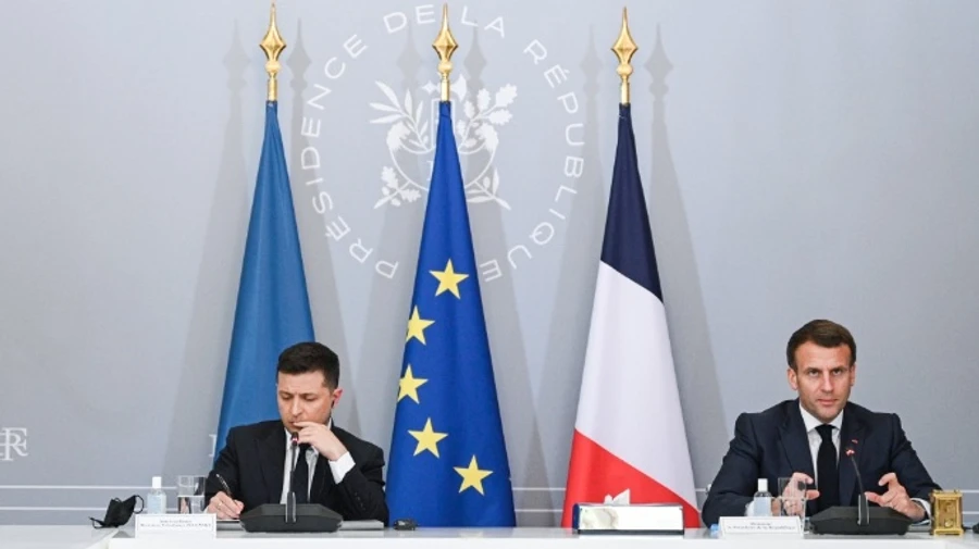 Після зустрічі у Парижі Twitter Макрона заговорив українською