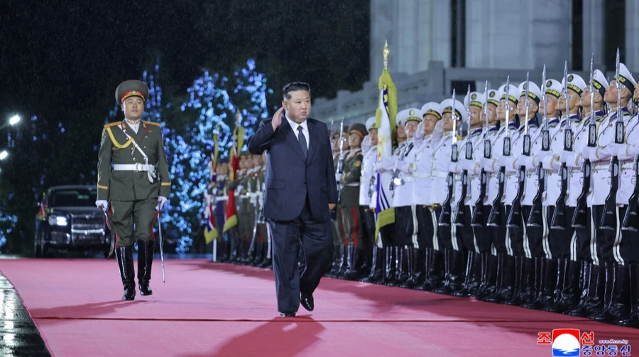 Лідер КНДР провів військовий парад і похизувався новою ракетою