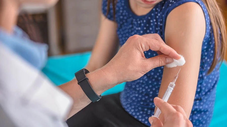 Чиновників ще однієї країни підозрюють у вакцинації від COVID-19 поза чергою