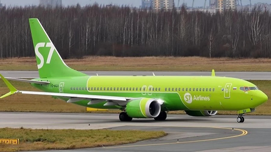 У Росії через загоряння двигунів екстрено сів пасажирський літак