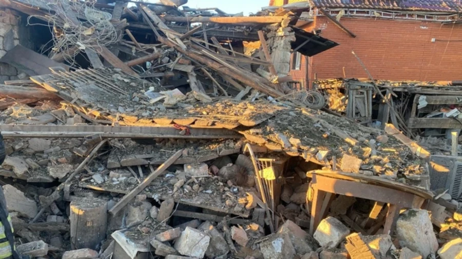 Обстріли Вовчанська: з-під завалів дістали двох чоловіків та тіло жінки