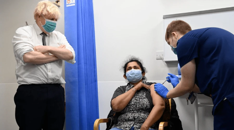 До кінця січня всім дорослим британцям запропонують бустерну вакцину