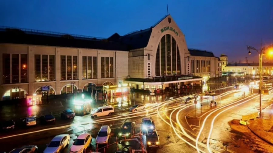 Біля вокзалу в Києві чоловік поранив ножем двох перехожих – поліція