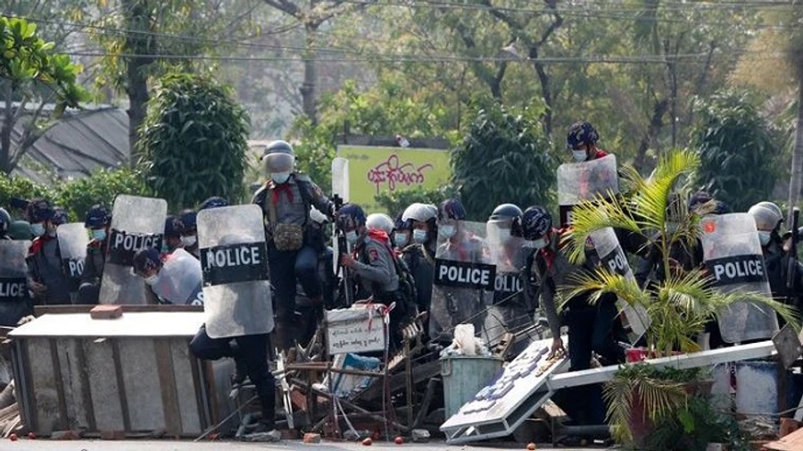 Протестувальників у М'янмі розігнали сльозогінним газом і світлошумовими гранатами