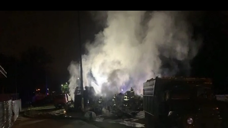 Автотроща в Києві: легковик опинився під палаючою вантажівкою