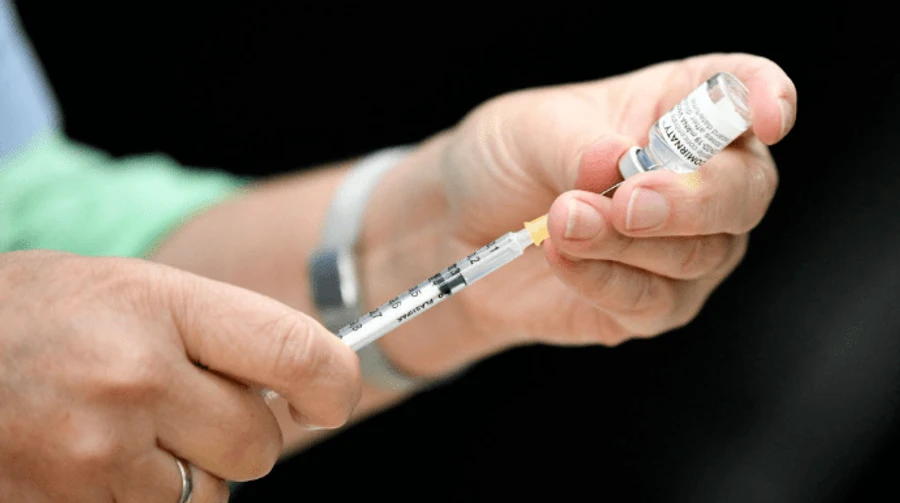 Канада дозволила дорослим бустерне щеплення Pfizer