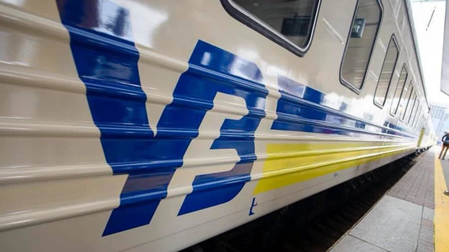 Через зіткнення потяга і вантажівки затримується ряд рейсів