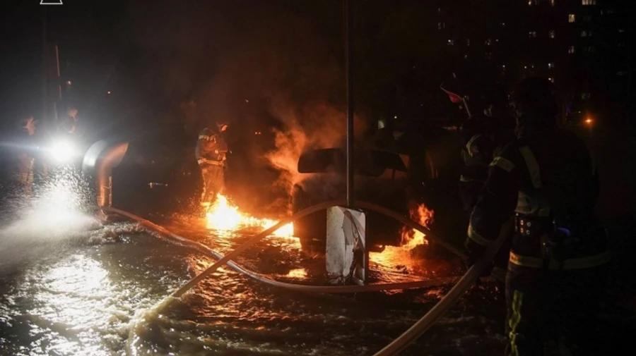 Масована повітряна атака на Київщину: пошкоджені будинки, палають автомобілі