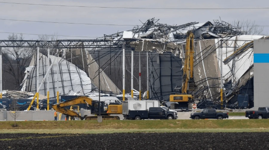 У США шість людей загинули на зруйнованому торнадо складі Amazon
