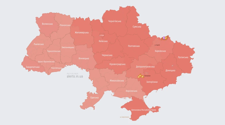 Масштабна повітряна тривога: Росія атакувала Україну ракетами, в Києві лунали вибухи