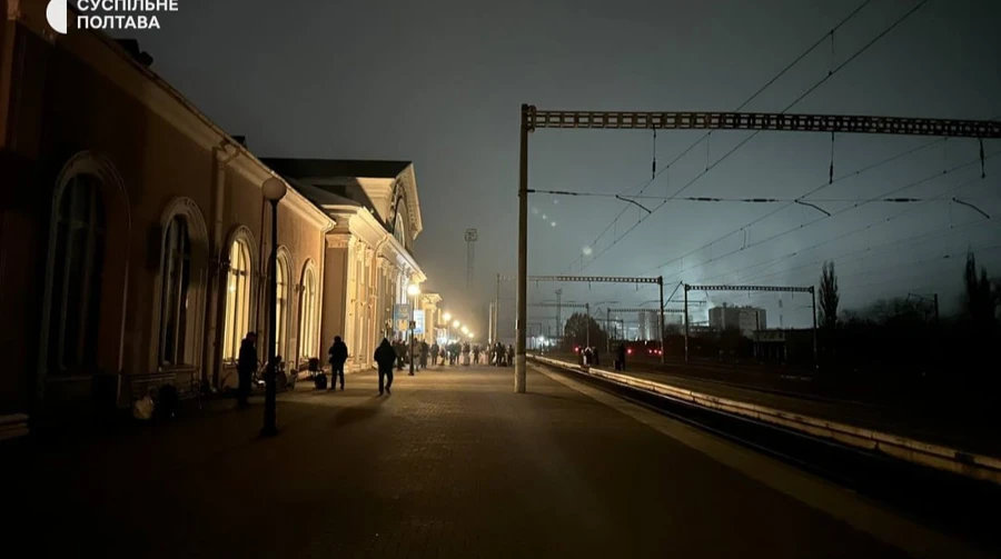 Через знеструмлення на Полтавщині потяги затримуються до 9 годин: пасажири йшли по коліях пішки