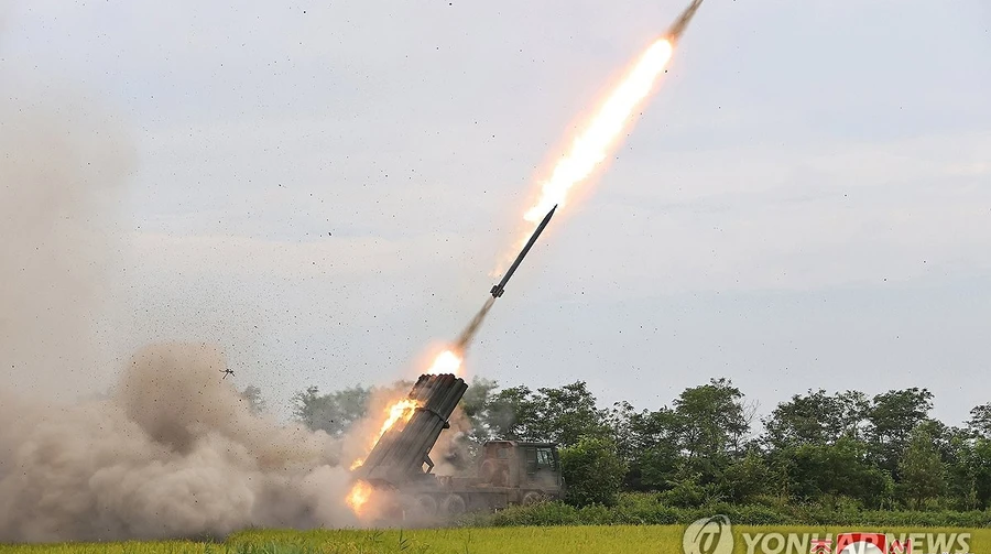 КНДР випустила 10 ракет під час візиту Гегсета до демілітаризованої зони на кордоні двох Корей