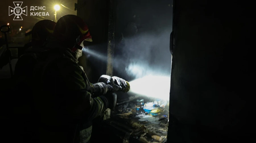 Рятувальники показали наслідки нічної ворожої атаки на Київ