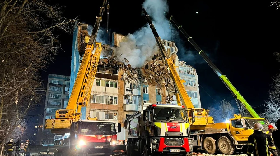 У Тернополі тривають пошукові роботи на місці російського удару: розібрали 700 кв.м завалів