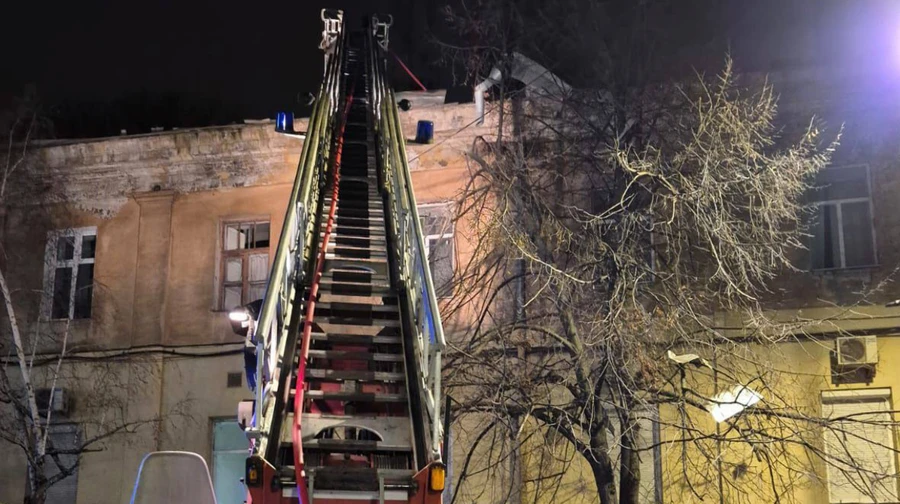 Росіяни влучили дроном у житловий будинок в Одесі: виникла пожежа