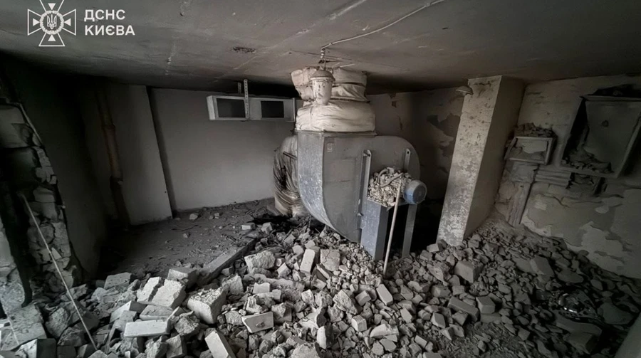 У Києві уламки БпЛА упали на житловий будинок – КМВА