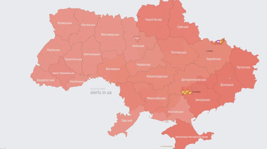 РФ атакує Україну дронами та ракетами: в кількох областях лунають вибухи