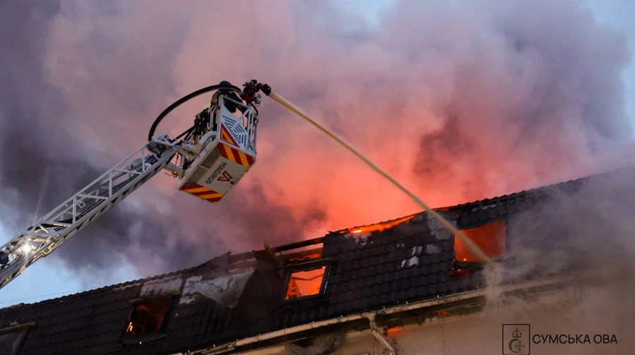 Окупанти вдарили по готелю у центрі Сум: вирувала пожежа