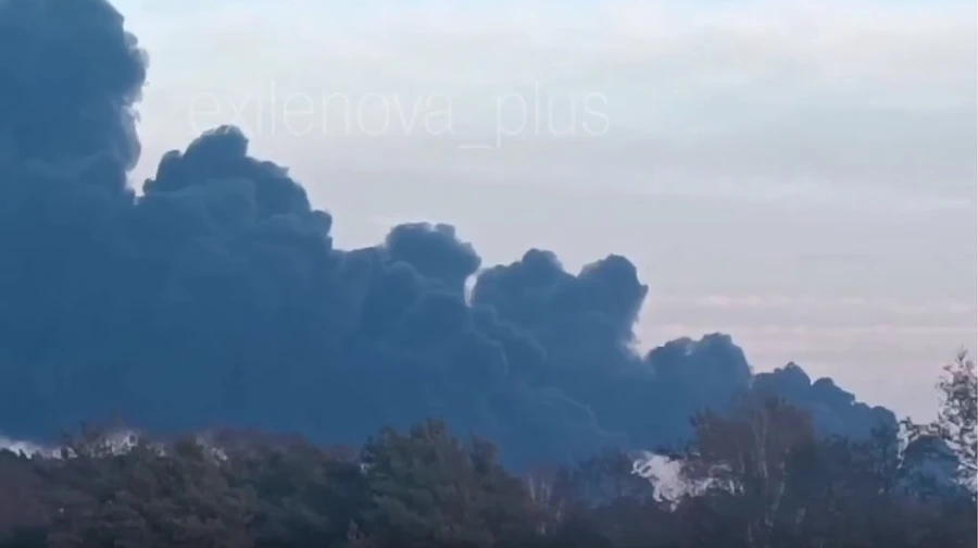 У Приморську Ленінградської області РФ горять уражені нафтові резервуари – роспабліки