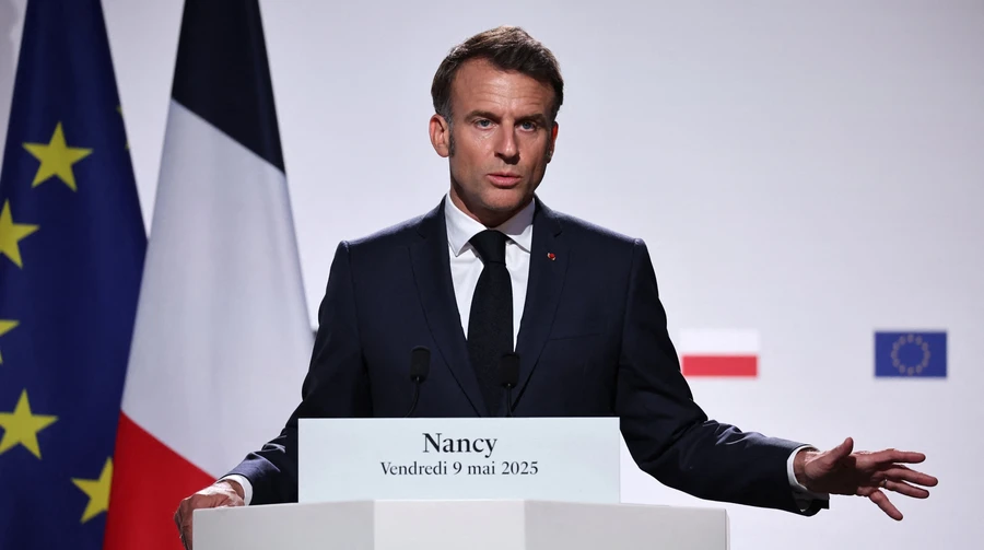 Макрон: Франція відправила у Середземне море авіаносець “Шарль де Голль”