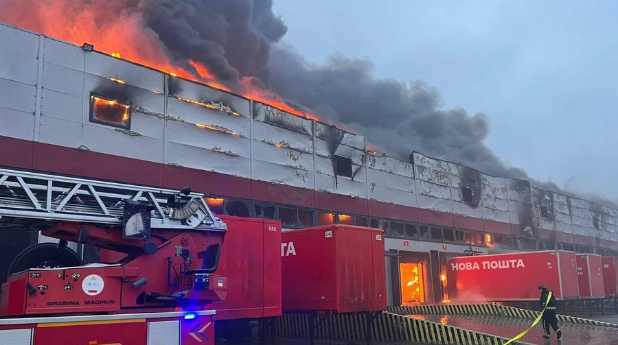 Росіяни атакували Луцьк, горить термінал “Нової пошти” та продуктові склади