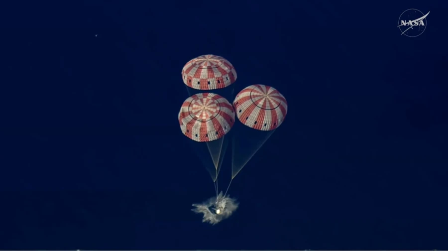 Екіпаж місії Artemis II облетів Місяць та успішно приземлився