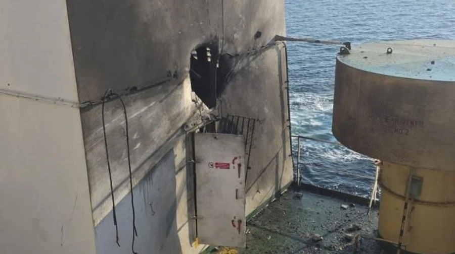 Росіяни поцілили у цивільне торгове судно, яке йшло до порту на Одещині: вирувала пожежа – АМПУ