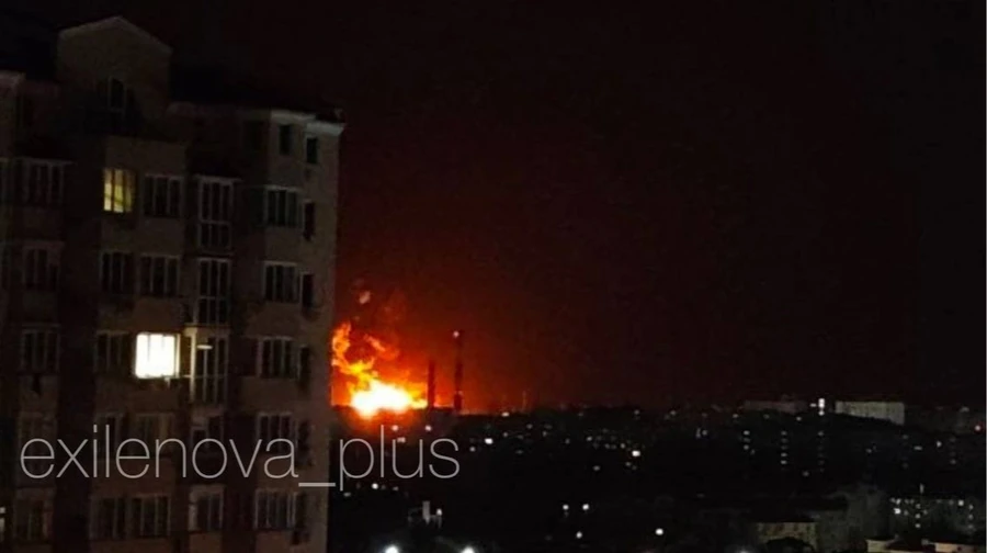 У Севастополі безпілотники атакували нафтобазу, виникла пожежа