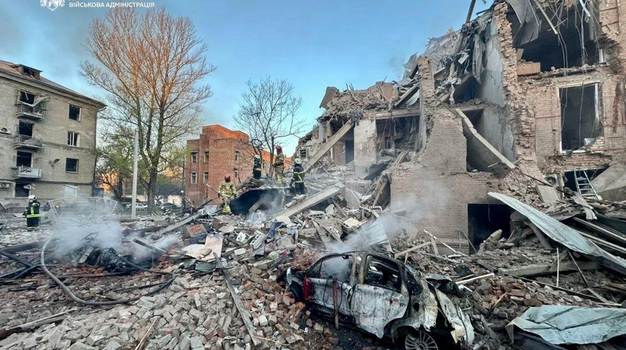 Дніпро під комбінованим обстрілом росіян: поцілили в багатоповерхівку, 18 постраждалих, серед них – дитина