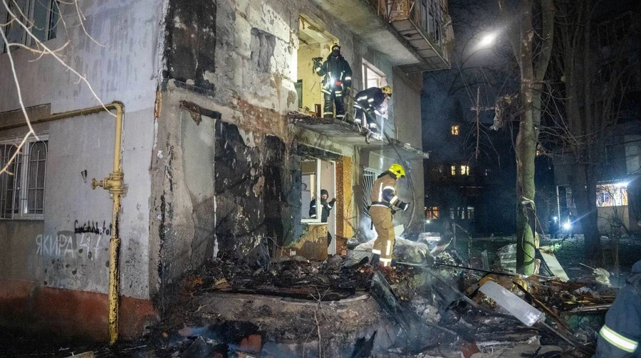 Ворог атакував Одесу: виникли пожежі, є потерпілі та руйнування будинку