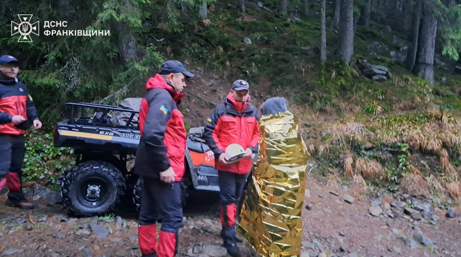 Рятувальники розшукали підлітка, який заблукав під час сходження на гору у Карпатах